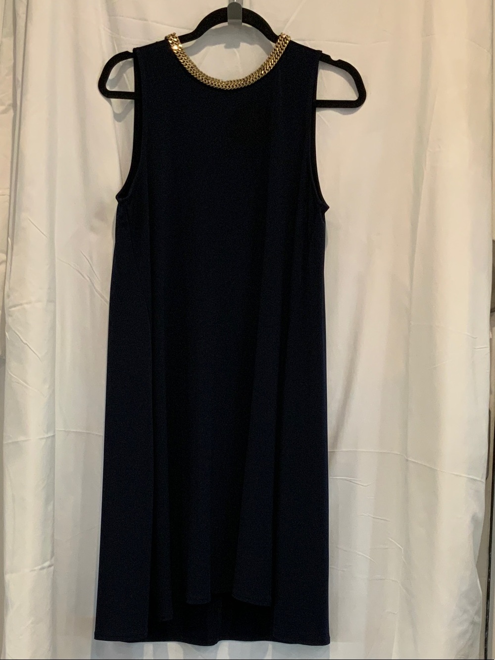 Carmen Marc Valvo Navy Sleeveless Shift Dress with Gold Chain Collar